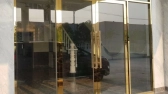 Video cửa kính thủy lực khung inox mạ vàng
