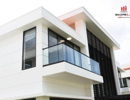 Đặc điểm, công dụng và lợi ích của lan can kính không trụ Maxpro trong công trình hiện đại