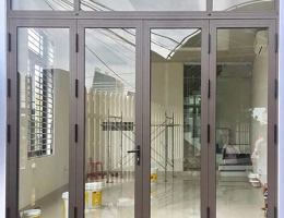 Top 5 mẫu cửa nhôm xingfa màu nâu cafe đẹp, sang cho nhà phố