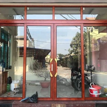 Cửa nhôm trượt quay màu gỗ