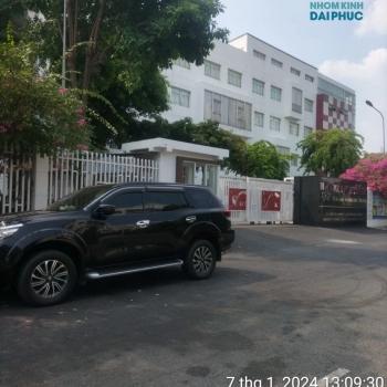 Cung cấp lắp đặt cửa toilet mở 2 chiều trường học quốc tế Canada Quận 7