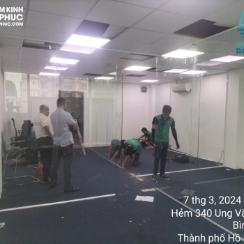 Thi công lắp đặt cửa kính cường lực tại tòa nhà đường Ung Văn Khiêm, Bình Thạnh
