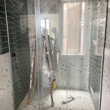 Hoàn Thiện và Lắp Đặt Cửa Kính Lùa 3 Cánh Cho Phòng Tắm Tại Phú Nhuận