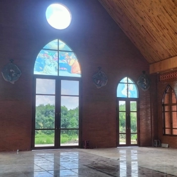 Thi Công Cửa Nhôm PMA Màu Vân Gỗ, Uốn Vòm, Kính UV Và Kính Màu Trà Tại Nhà Thờ Dòng Xito Châu Lâm Đồng Nai