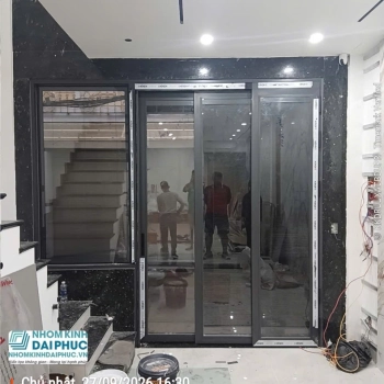 Thi công cửa trượt quay 3 cánh kính rèm điện, cửa sổ rèm cơ, cầu thang kính xám khói