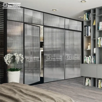 Vách ngăn phòng hệ slim có cửa mở quay