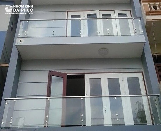 Lan can ban công kính cường lực đẹp