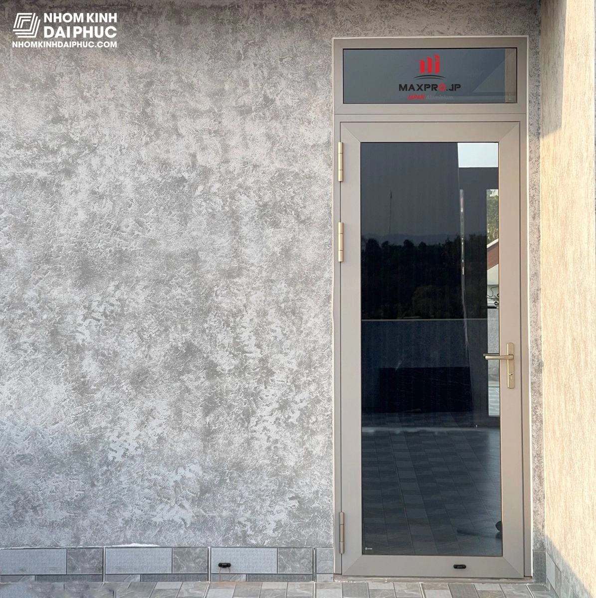 Cửa đi 1 cánh mở quay nhôm Maxpro hệ 55