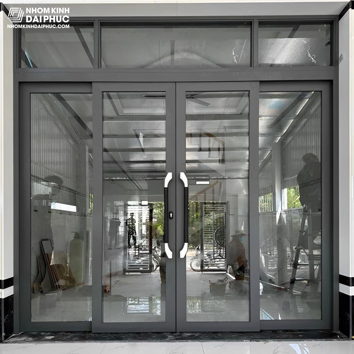 Cửa trượt quay 4 cánh màu xám