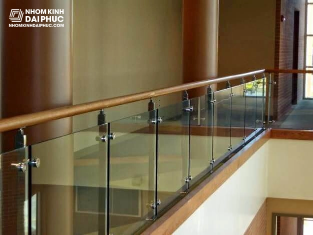 Lan can kính tay vịn gỗ căm xe