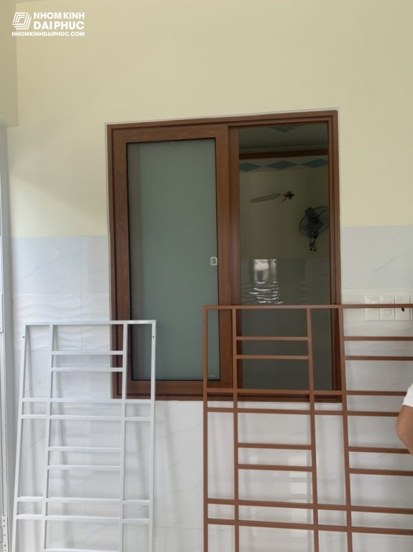 Cửa sổ xingfa màu gỗ