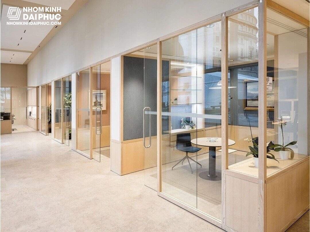 Vách Kính Văn Phòng Khung Gỗ