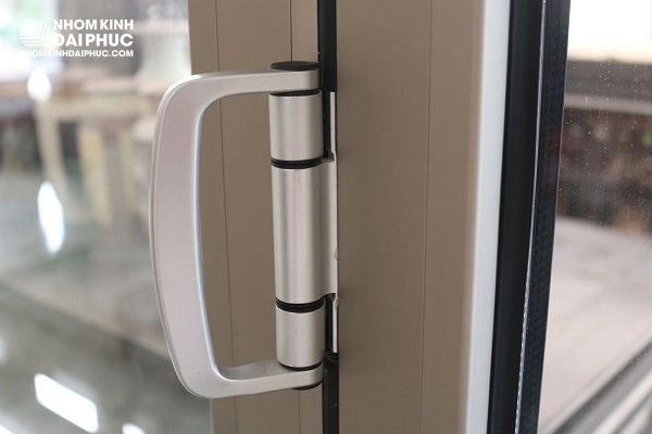 Cửa nhôm Civro sử dụng phụ kiện cao cấp Cmech
