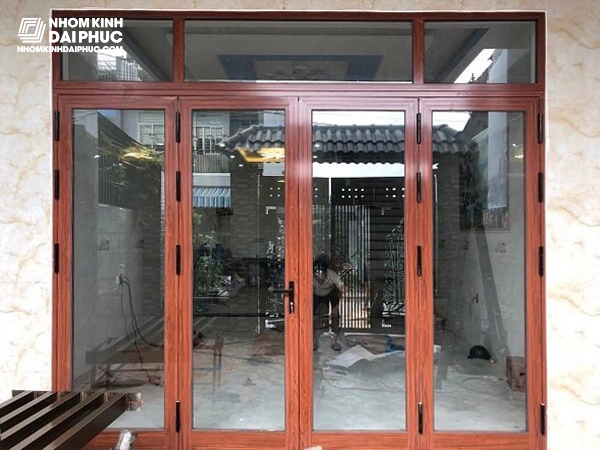 Cửa nhôm Xingfa màu vân gỗ hợp bản mệnh Mộc