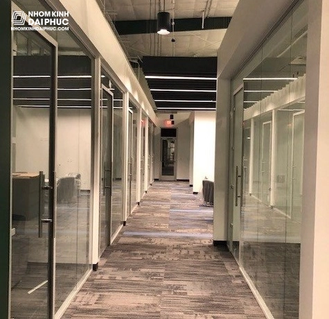 Khả Năng Cách Âm Vượt Trội Của Vách Kính Cường Lực