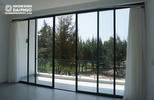 Hệ cửa đi mở trượt lùa nhôm Xingfa khẩu độ lớn view hướng thẳng ra biển