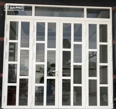 Cửa nhôm chia đố màu trắng