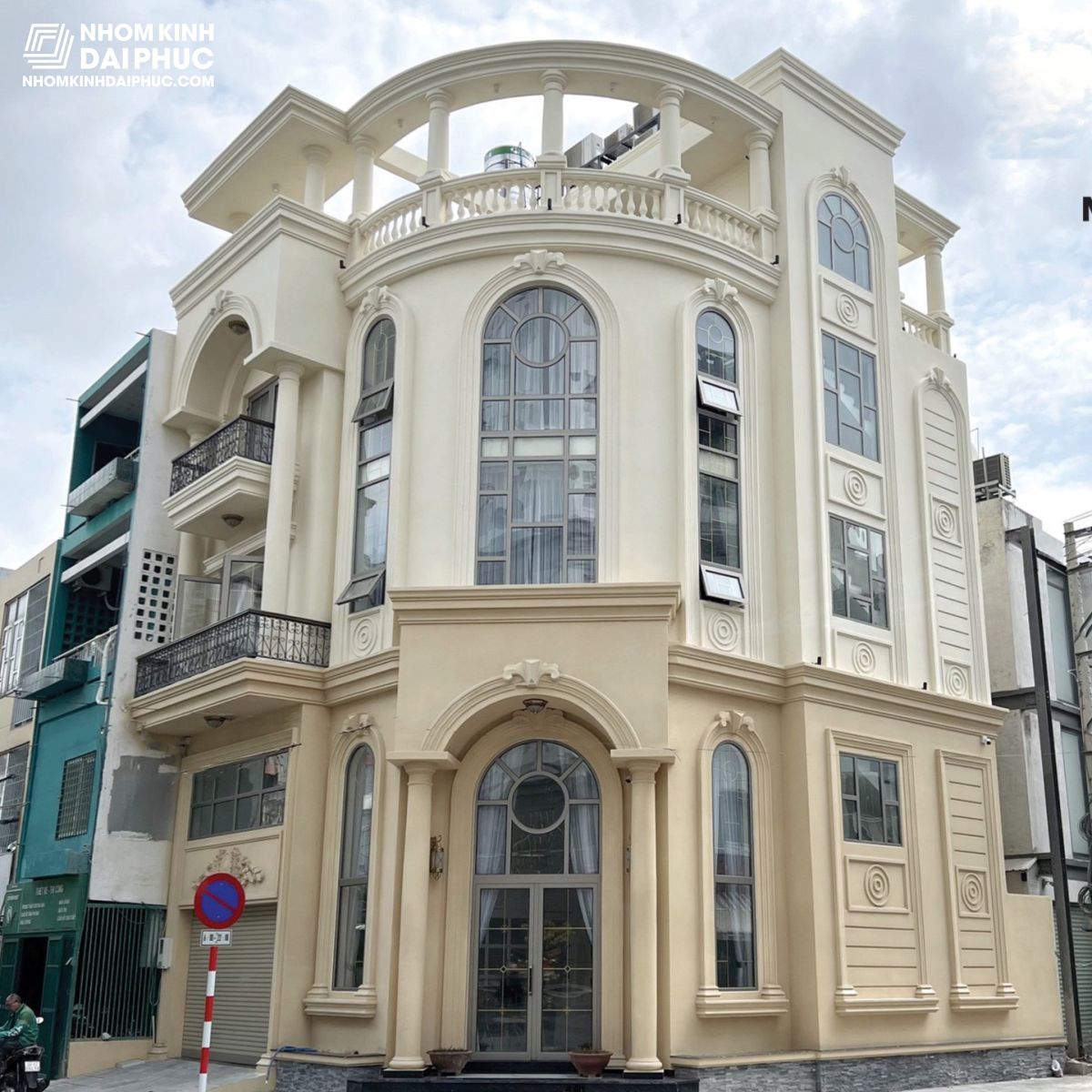 Một biệt thự sang trọng ven biển sử dụng hệ thống cửa nhôm MAXPRO.JP màu sâm banh, sáng bóng và đẳng cấp dưới ánh nắng