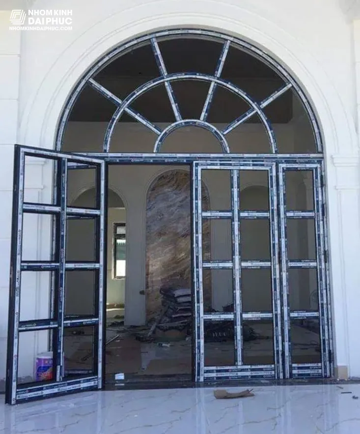 Cửa nhôm chia ô kết hợp uốn vòm