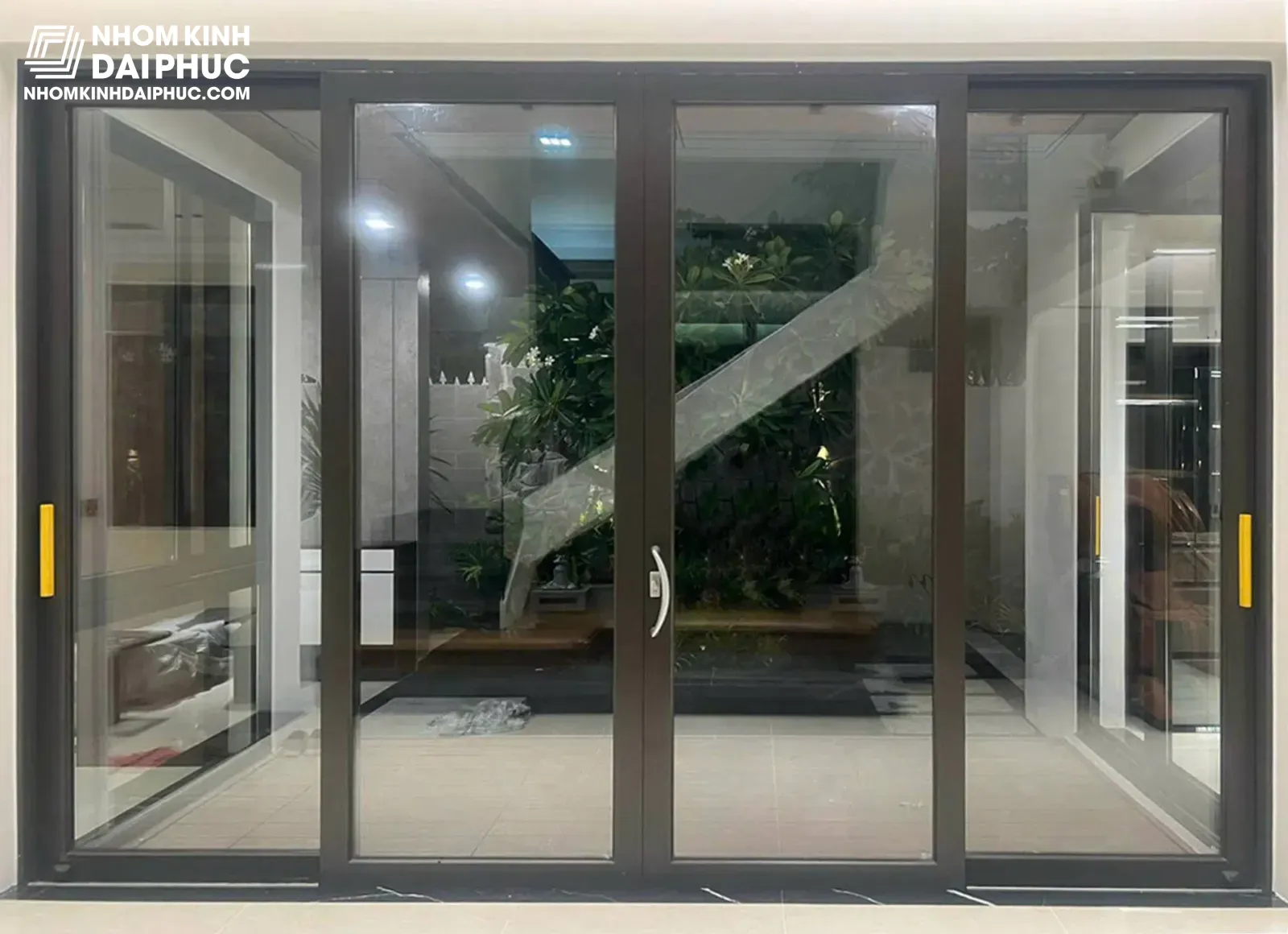 Cửa  nhôm xingfa màu nâu