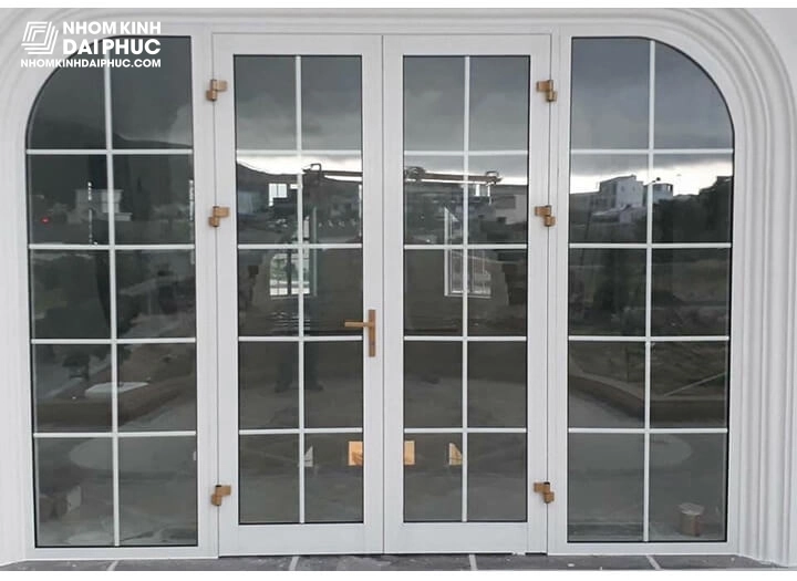 Cửa nhôm xingfa uốn vòm màu trắng