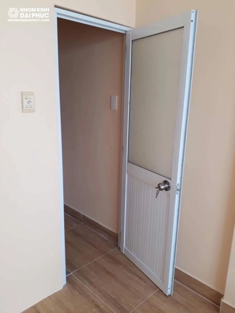 Cửa nhôm cỏ hệ 700 màu trắng