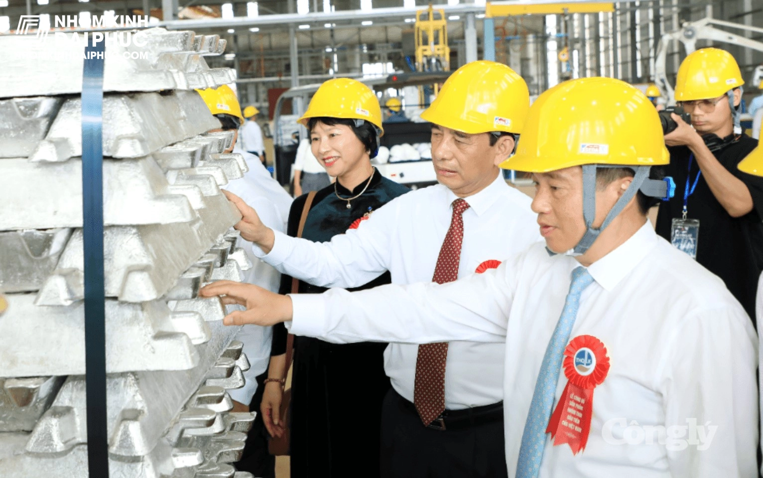 Đại tướng Phan Văn Giang tham quan xưởng và khu vực sản xuất tại Nhà máy điện phân Nhôm Đắk Nông