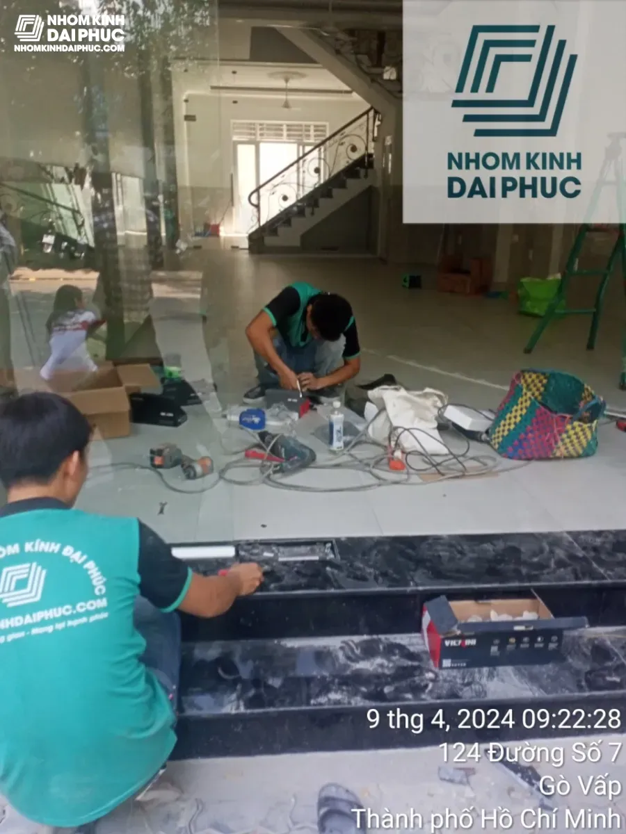 Sửa chữa, thay bản lề cửa kính