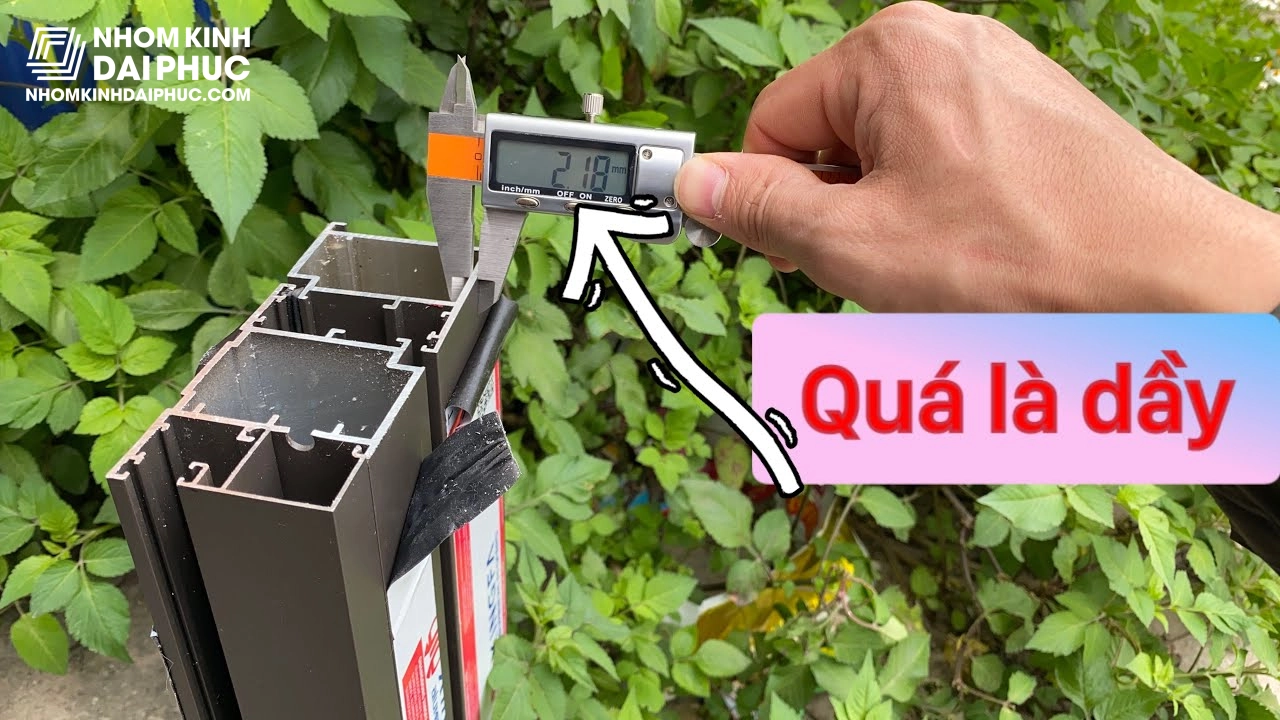 Hình ảnh dùng thước kẹp đo độ dày thanh nhôm