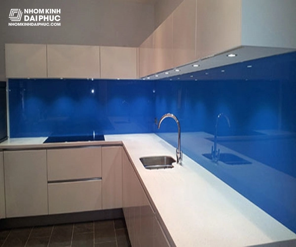 Kính ốp bếp màu xanh nước biển
