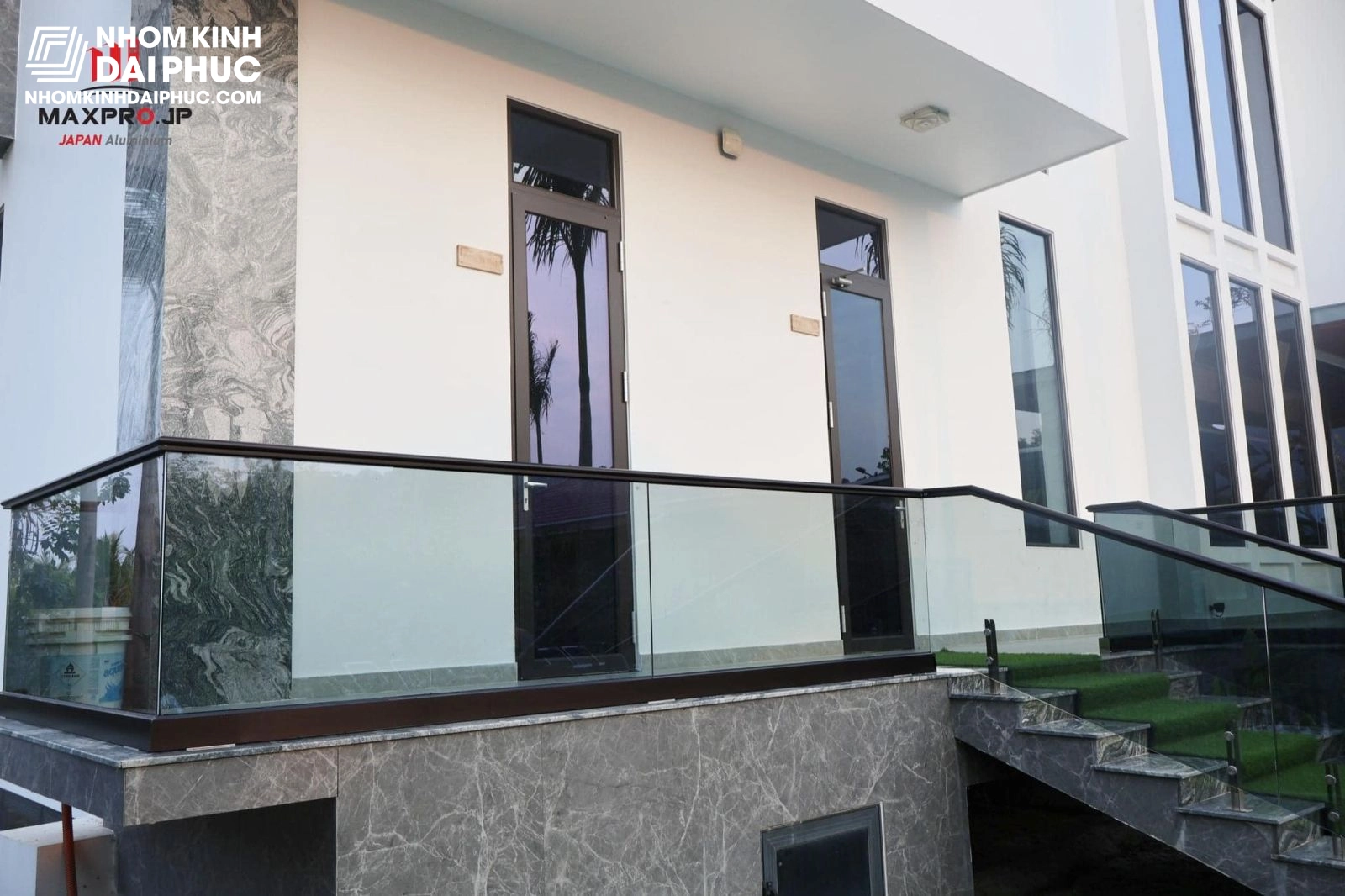 Lan can. cầu thang kính hệ nhôm Maxpro