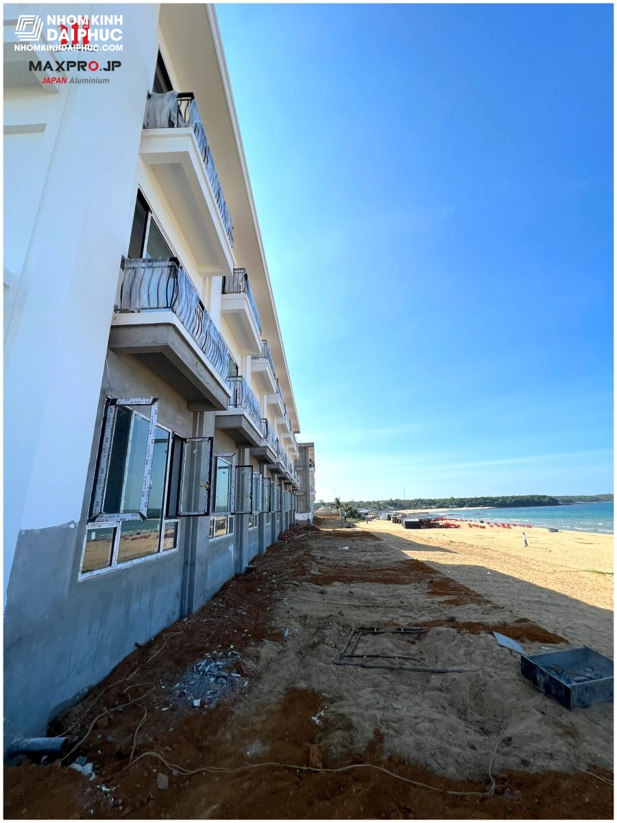 Cửa nhôm kính maxpro kháng mặn lắp ở khu vực biển