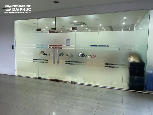 Vách Kính Văn Phòng dán decal mờ