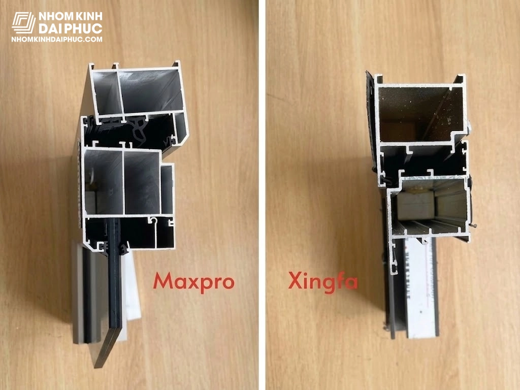 Mặt cắt profile nhôm Maxpro và Xingfa đặt cạnh nhau để so sánh độ dày