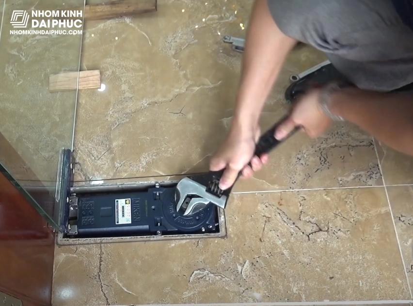 Sửa bản lề thủy lực cửa kính