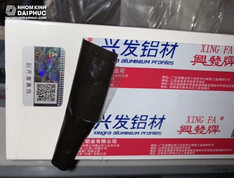 Cận cảnh bề mặt thanh profile nhôm Xingfa nhập khẩu chính hãng với lớp sơn tĩnh điện sắc nét