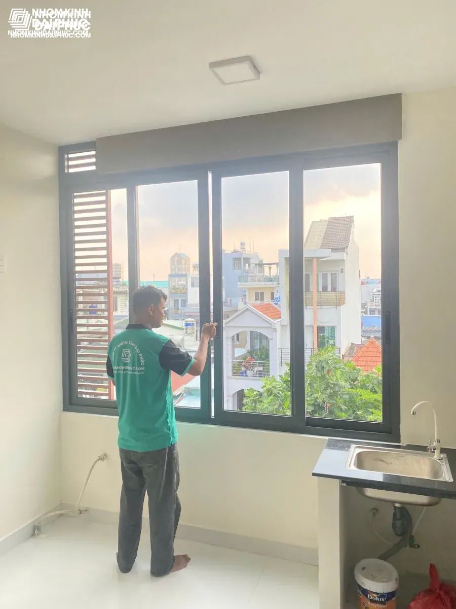 Đội ngũ kỹ thuật Đại Phúc đang thi công lắp đặt cửa nhôm Xingfa chuẩn chỉnh tại công trình thực tế
