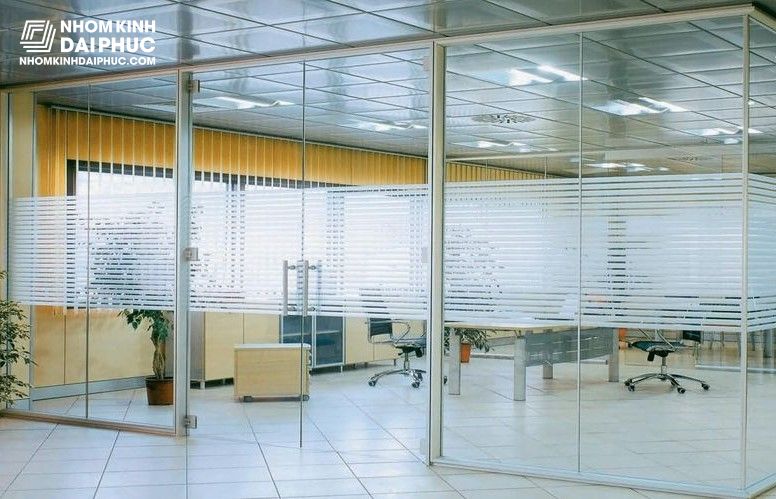 Giải mã khả năng chịu lực của vách kính cường lực