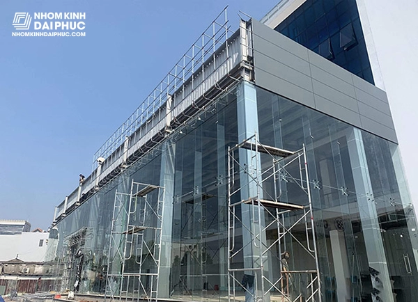 Một nhà xưởng hiện đại tại Đồng Nai sử dụng hệ thống mặt dựng và vách ngăn nhôm kính quy mô lớn