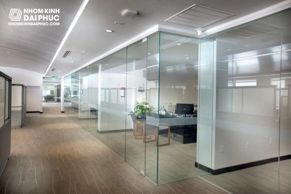 Vách Kính Văn Phòng - Giải Pháp Nội Thất Hiện Đại Cho Môi Trường Làm Việc Sáng Tạo Và Chuyên Nghiệp