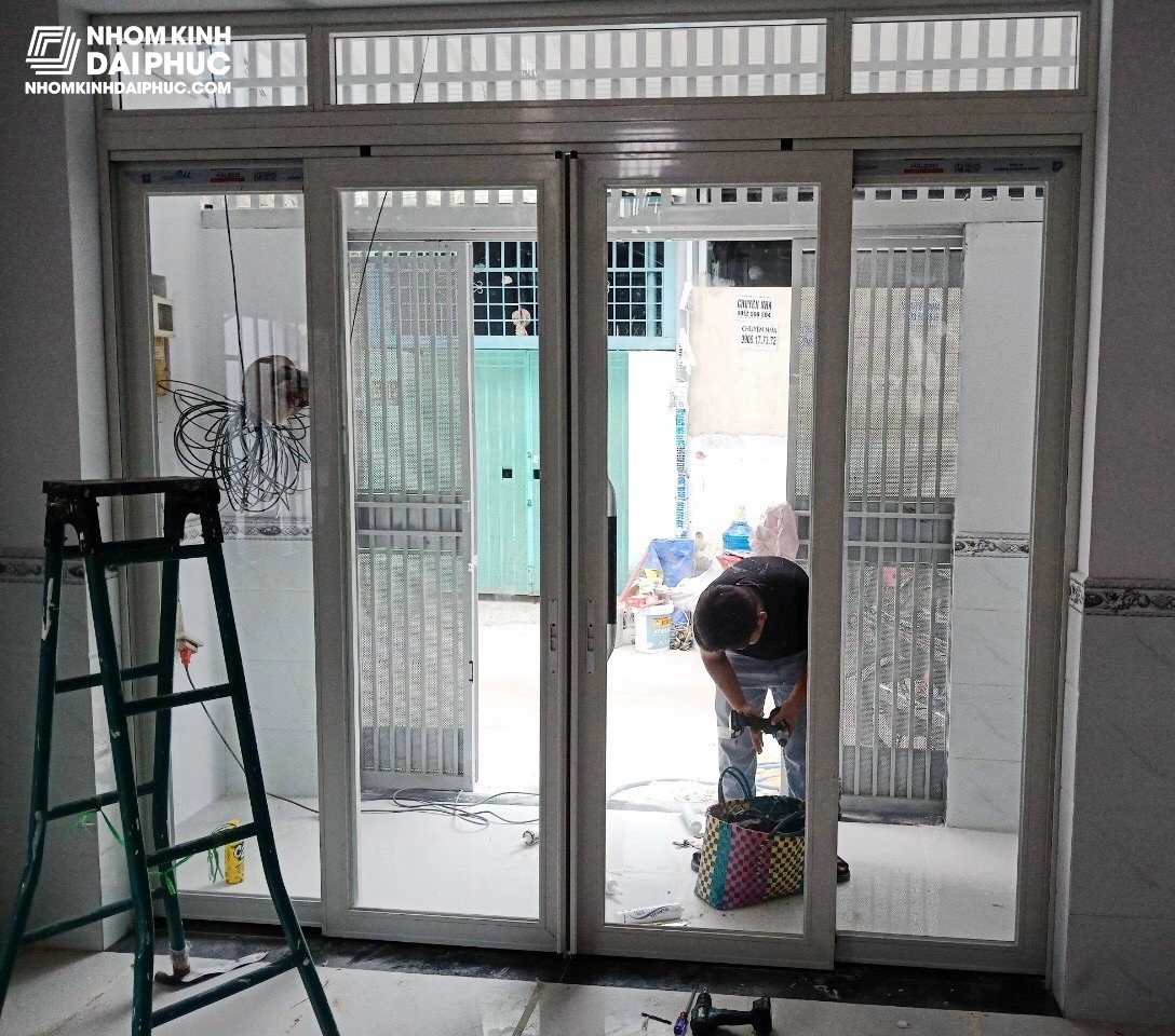 Cửa trượt quay 4 cánh màu trắng