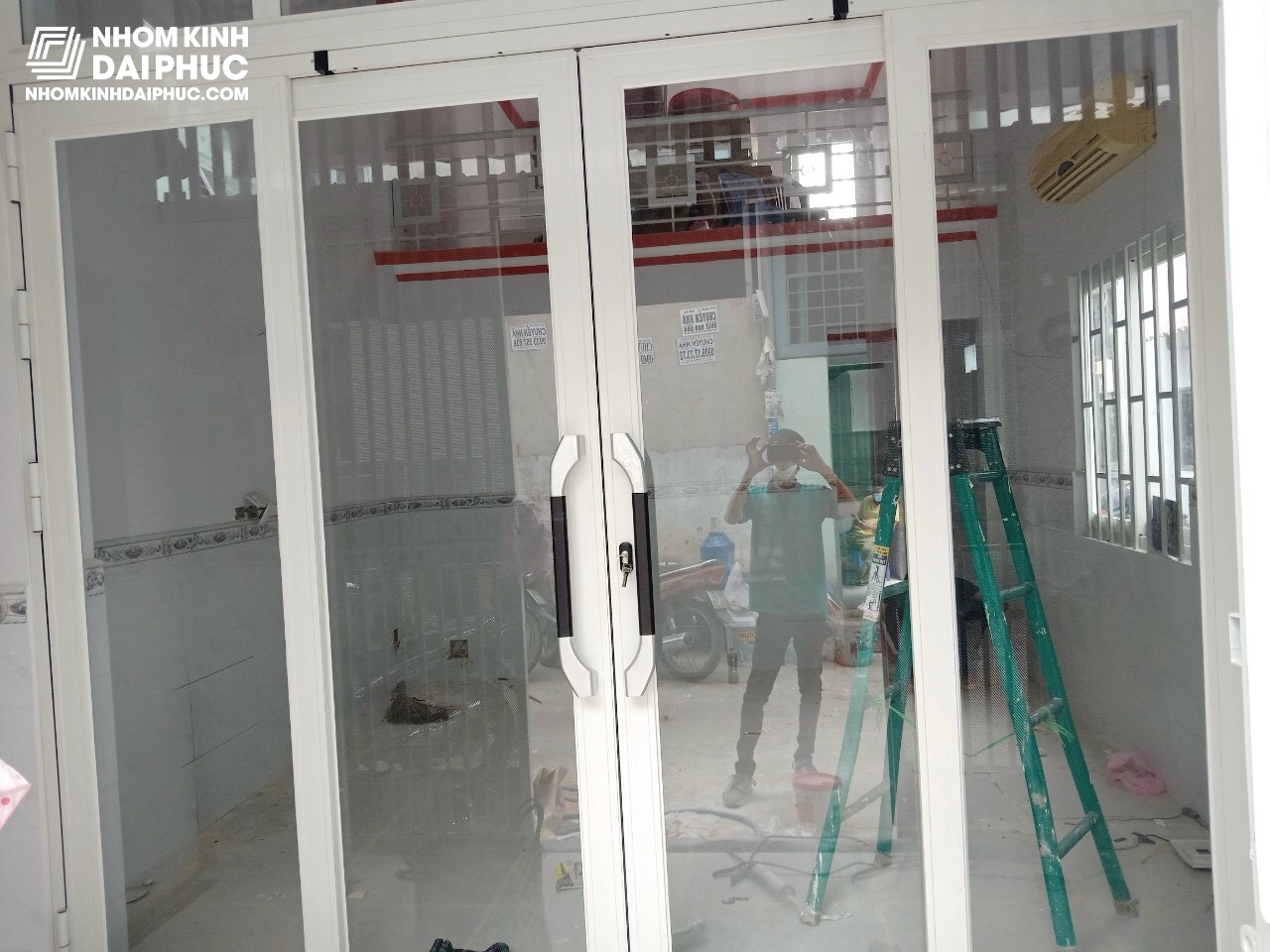 Cửa trượt quay 4 cánh màu trắng