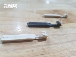 Khóa cửa lưới muỗi loại cũ