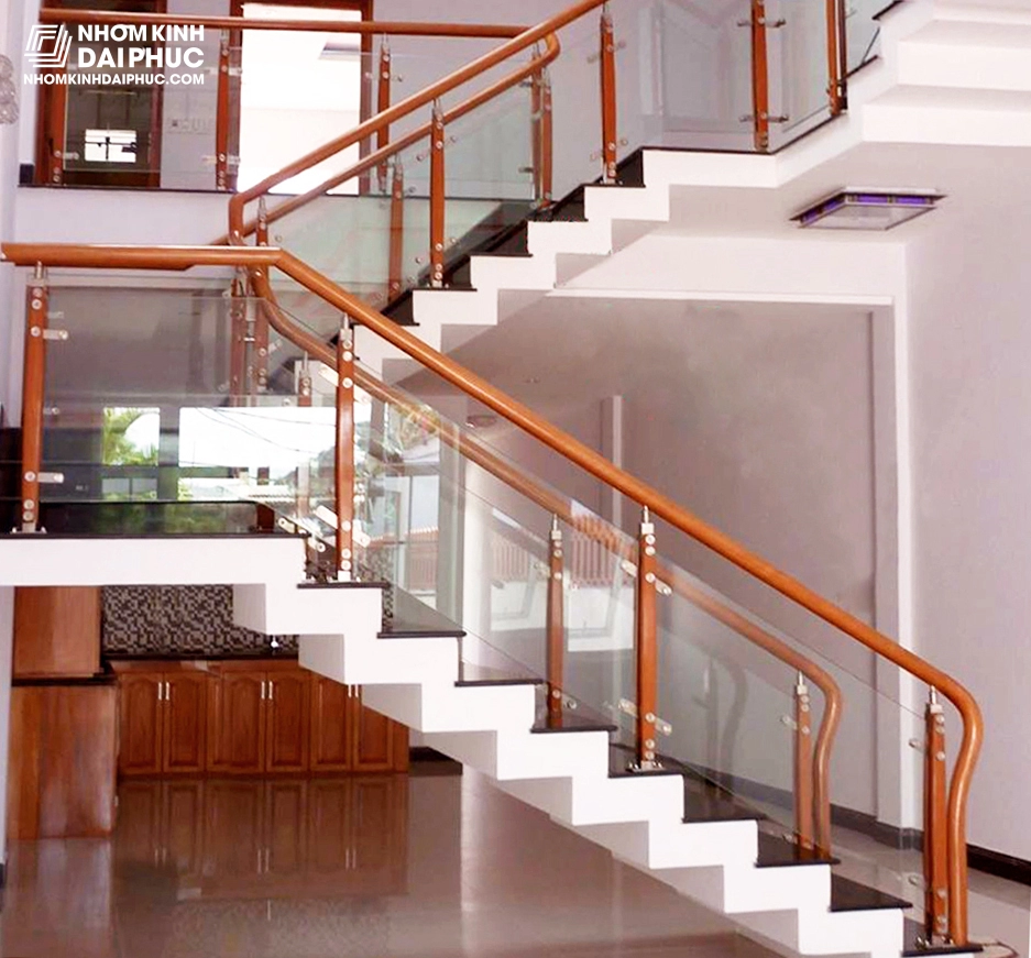 cầu thang kính chân gỗ