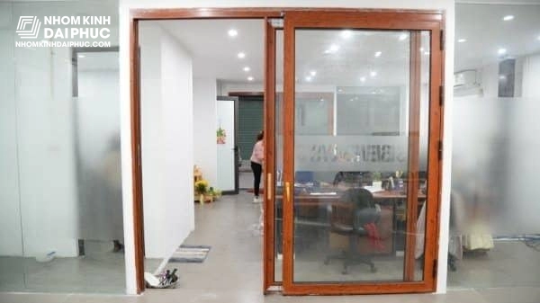 Cửa trượt quay 2 cánh màu vân gỗ