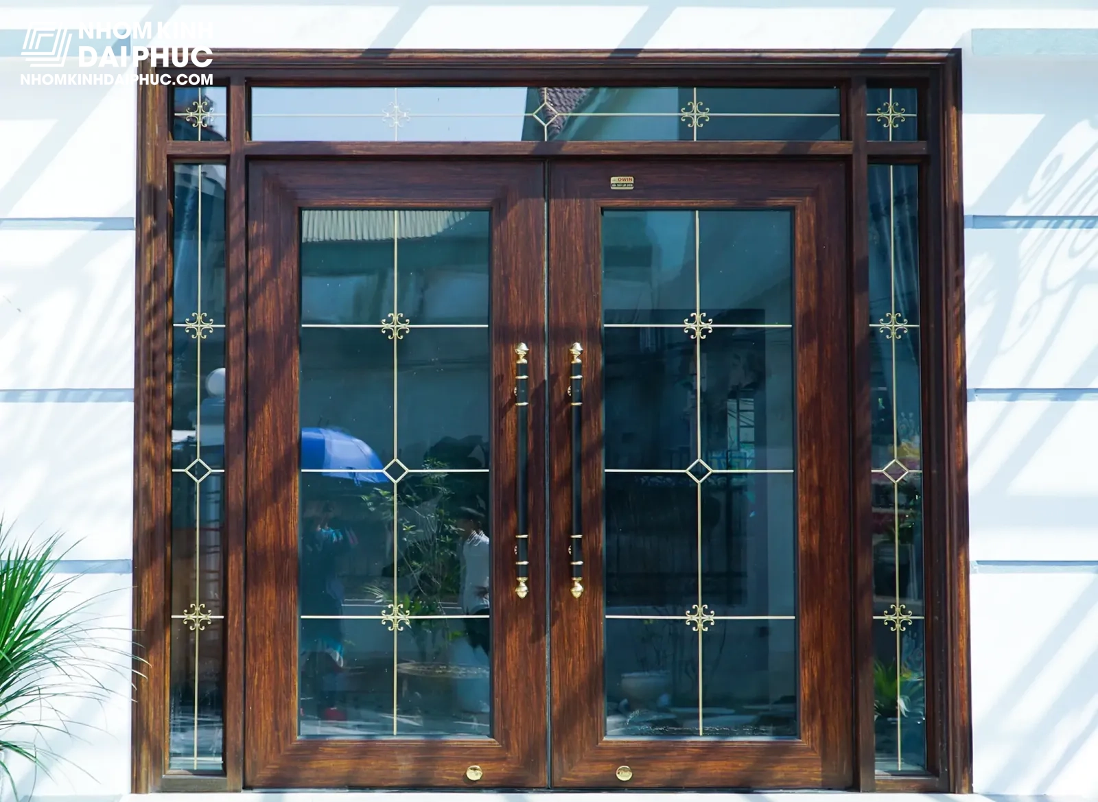 Cửa nhôm thủy lực Owin màu vân gỗ trắc