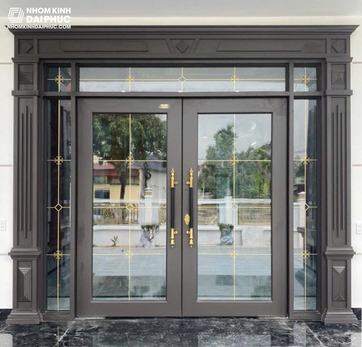 Cửa nhôm thủy lực 2 cánh lắp đặt thực tế cho biệt thự hiện đại