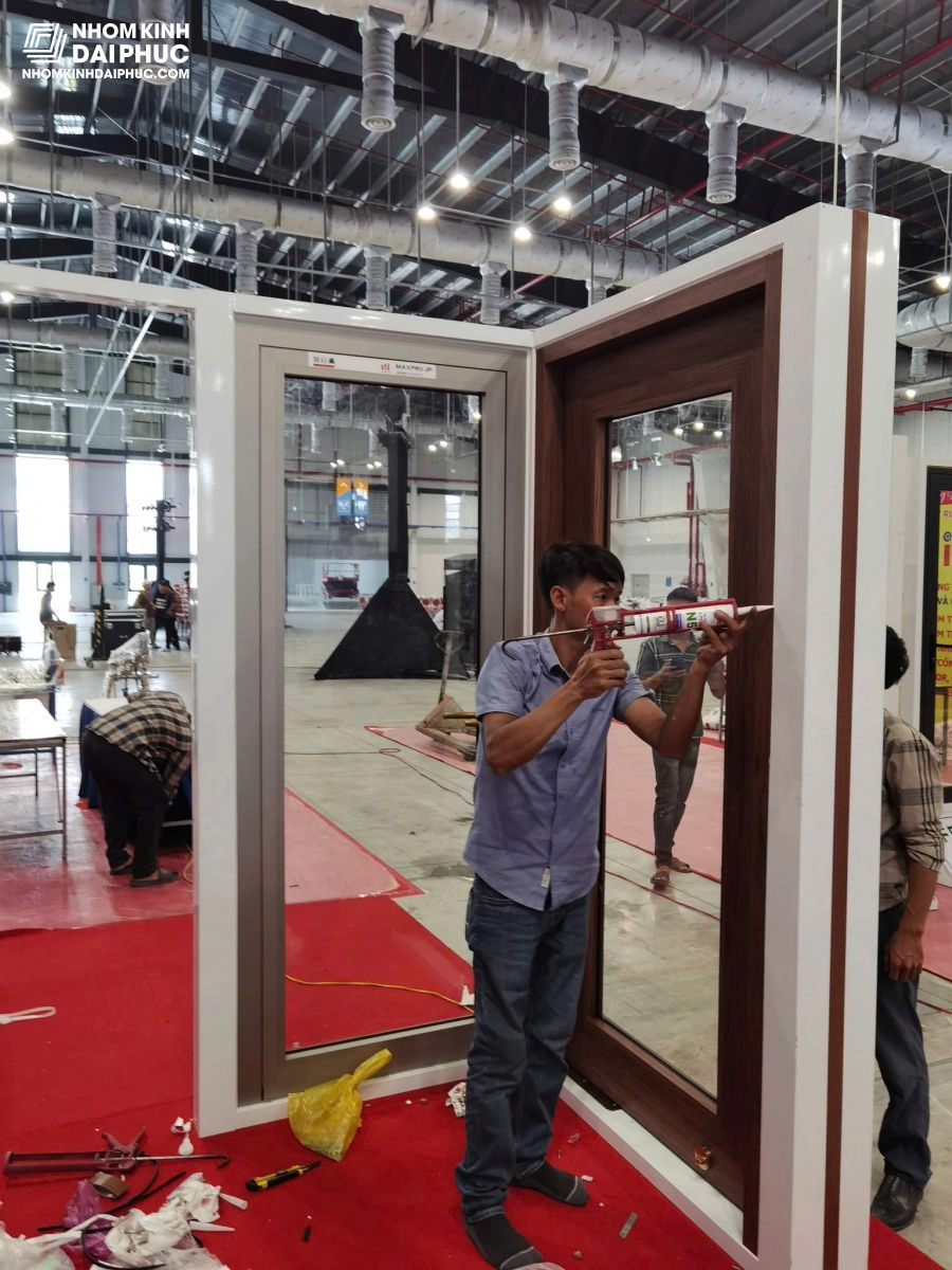 Nhôm Kính Đại Phúc đang lắp đặt cửa nhôm thủy lực Maxpro