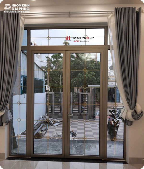 Cửa đi 2 cánh nhôm maxpro hệ 55 kính hộp nan hoa đồng