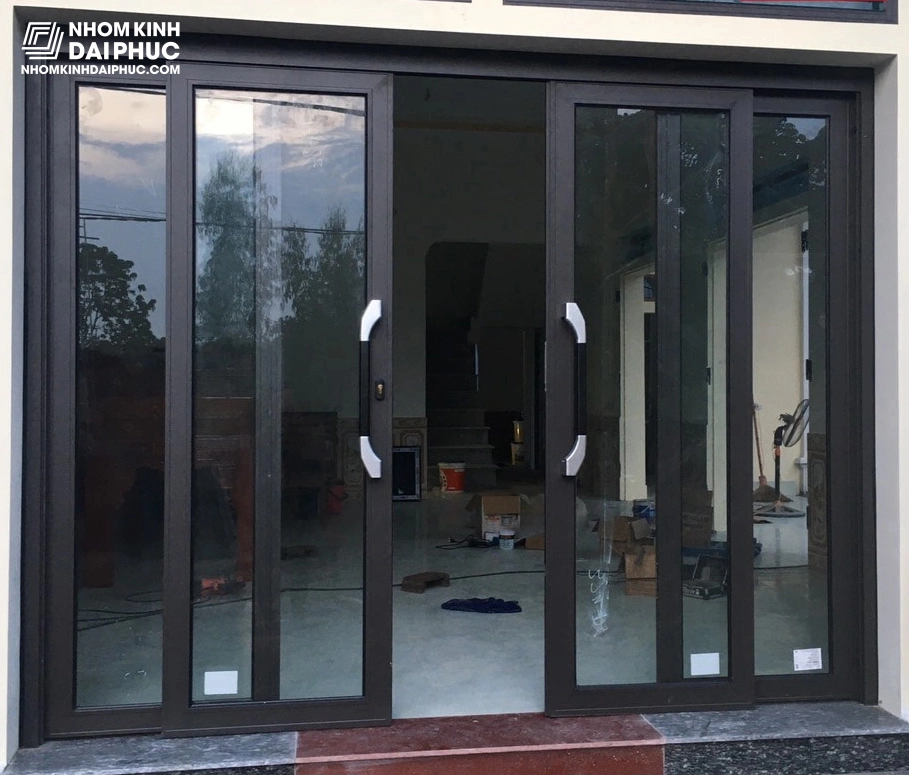 Cửa trượt quay 4 cánh màu nâu cà phê Cửa trượt quay 4 cánh màu nâu cà phê